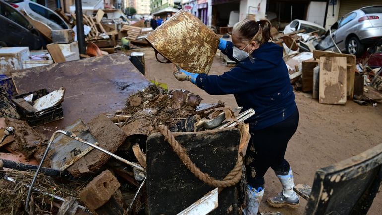 Inondations en Espagne - Puanteur, risques d'intoxication, le masque devient indispensable pour travailler dans les quartiers sinistrés