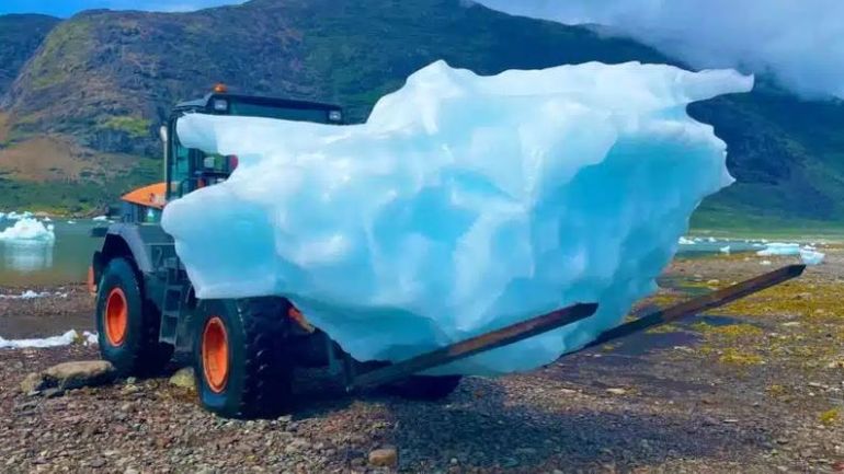 Du Groenland à Malaga, le transfert d'un iceberg par bateau frigo fait polémique