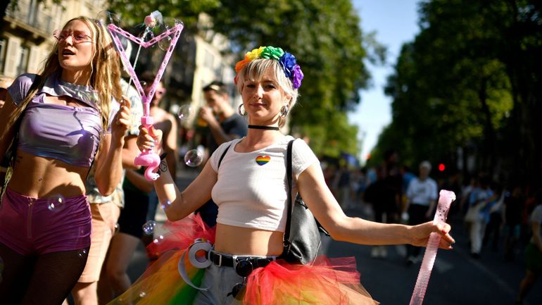 Des milliers de personnes à Paris pour une marche contre les violences homophobes