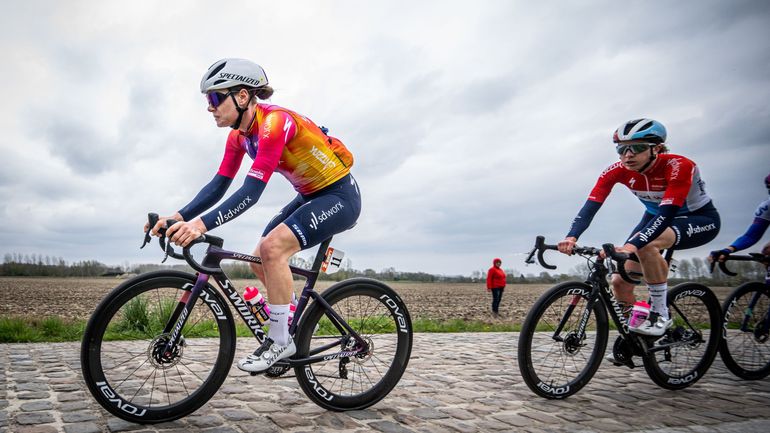 Direct vidéo - Cyclisme : suivez le Championnat de Belgique dames, le peloton groupé