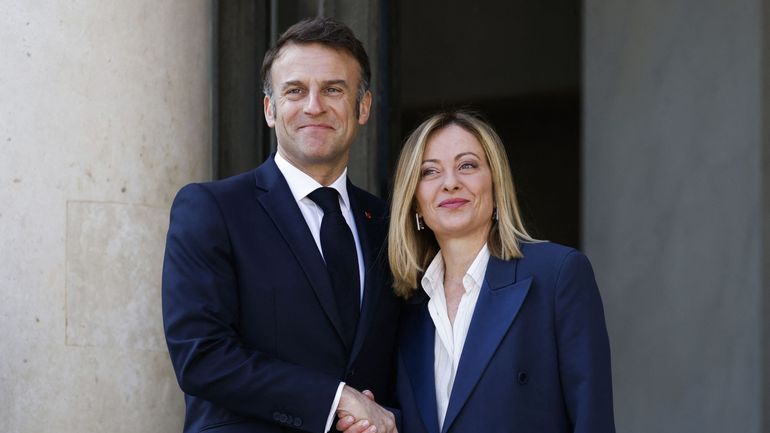 Pape à droite ou au centre ? La presse italienne lance un match Meloni-Macron