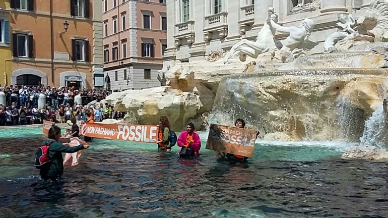 Italie : des militants écologistes noircissent l'eau de la fontaine de Trevi à Rome