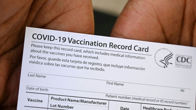 Un pharmacien arrêté aux Etats-Unis après avoir vendu des cartes de vaccination sur Internet