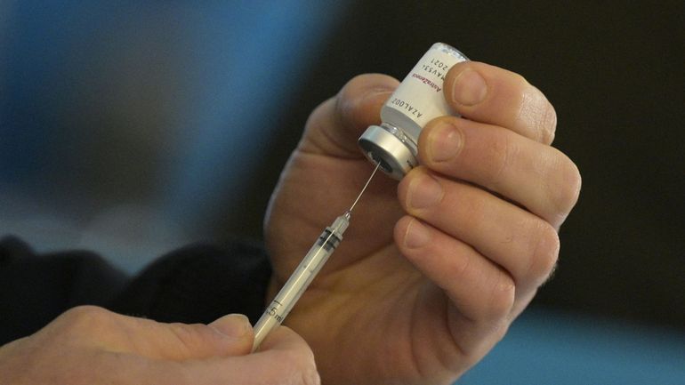 Les contacts à haut risque entièrement vaccinés seront exemptés de quarantaine en cas de test initial négatif