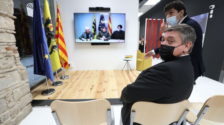 Jan Jambon s'entretient par visioconférence depuis Barcelone avec l'indépendantiste Carles Puigdemont