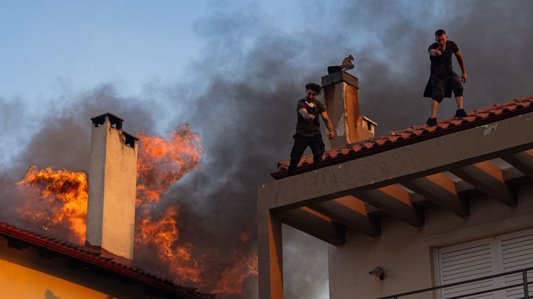Grèce : les incendies font rage dans le Péloponnèse, près d'Athènes et sur les îles d'Eubée et de Cythère, Athènes attend l'aide de ses voisins