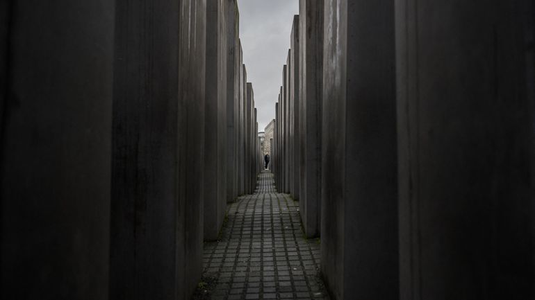 Berlin : une voiture percute le mémorial de l'Holocauste, les occupants prennent la fuite