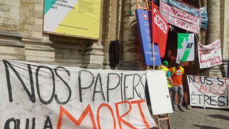 Grève de la faim au Béguinage : les grévistes sans-papiers se sont enfermés dans l'église