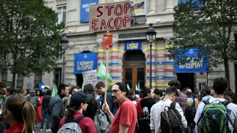 Pression sur les journalistes, cessions forcées de terrains : les accusations envers le projet EACOP de TotalEnergies se multiplient