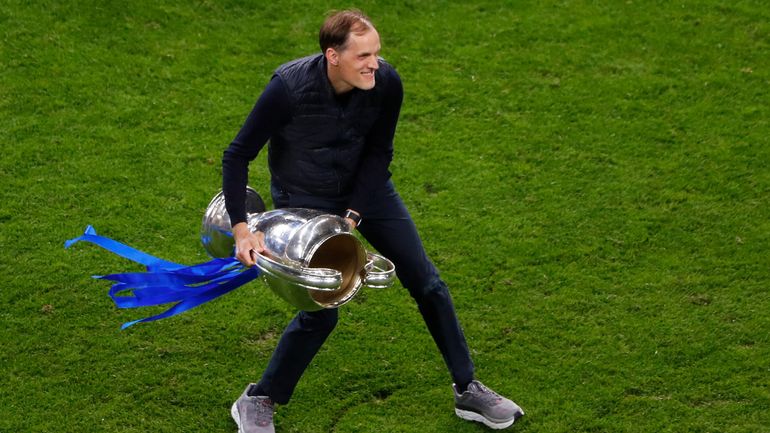 Thomas Tuchel fait sauter le champagne dans les vestiaires après la victoire en Ligue des Champions