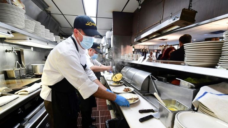 Face à la pénurie de main-d'oeuvre, les restaurants de Los Angeles rivalisent pour attirer les travailleurs