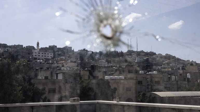 Guerre au Proche-Orient : en Cisjordanie, des colons israéliens incendient des voitures palestiniennes près de Ramallah