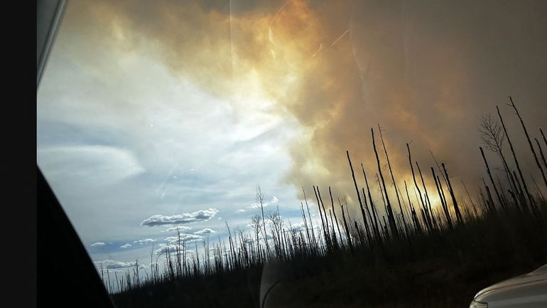 Canada : un feu de forêt menace une ville pétrolière de l'ouest, nouvelles évacuations