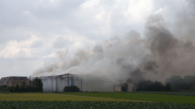 Incendie dans une entreprise de surgelés en Flandre : plan de catastrophe provincial activé, 3000 habitants invités à évacuer