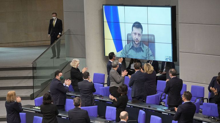 Invasion de l'Ukraine : longue ovation debout pour Volodymyr Zelensky au Bundestag