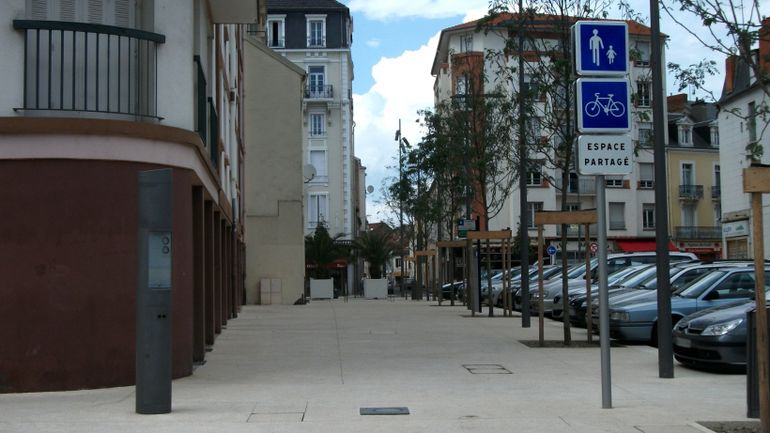 Bruxelles veut mettre le stationnement perpendiculaire et en épi sur une voie de garage