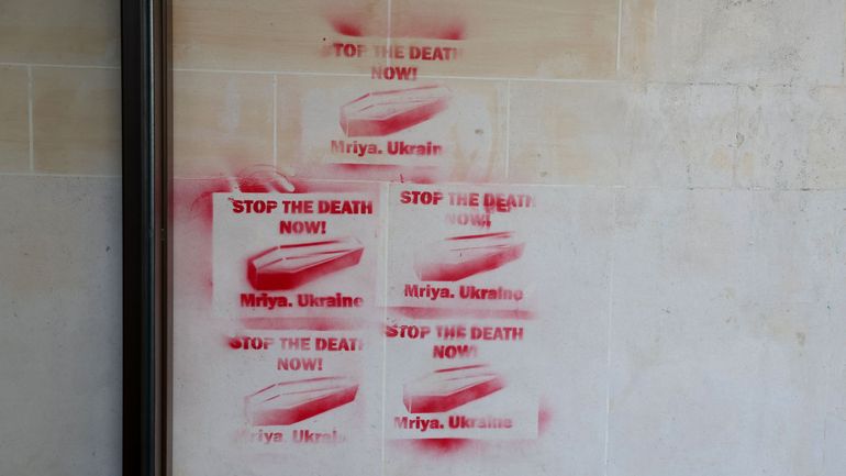 France : deux Moldaves incarcérés pour des cercueils tagués sur la façade parisienne du Figaro