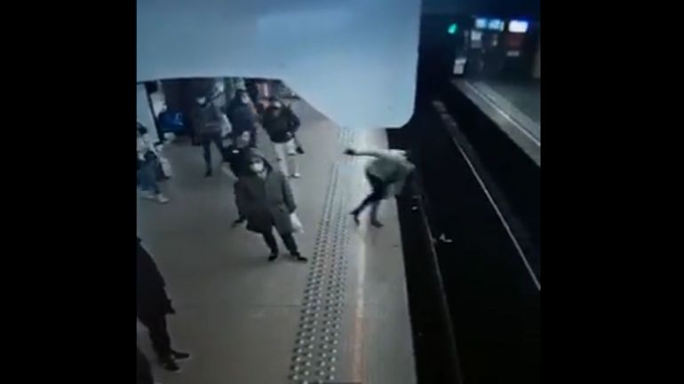 Tentative de meurtre d'une femme à la station Rogier en la poussant sur les rails: le suspect interpellé, le réflexe du chauffeur salué