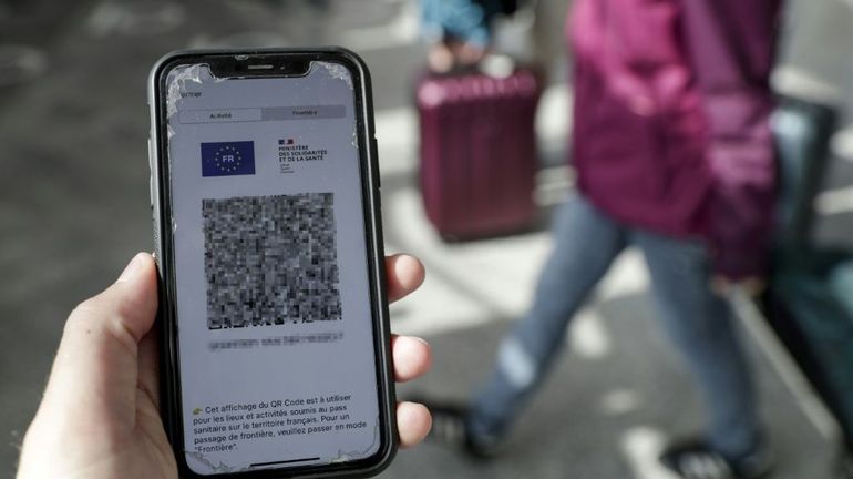 En France, le Parlement s'apprête à autoriser le pass sanitaire jusqu'à l'été, après les élections