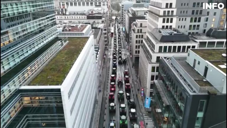 La colère du monde agricole vue du ciel, les tracteurs filmés au drone dans le coeur de Bruxelles (et autres images)