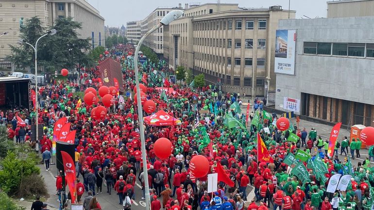 Près de 20.000 personnes dans les rues de Bruxelles pour le droit de grève et contre le dumping social