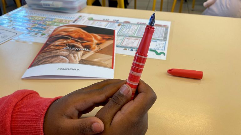 Dans le plumier des jeunes élèves, le stylo est toujours tendance