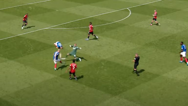 Thomas Kaminski réalise une sortie cataclysmique, fauche deux joueurs en quelques secondes et voit rouge