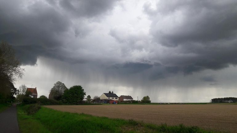 Météo en Belgique : l'IRM émet un avertissement jaune pour presque tout le pays, en raison des fortes pluies attendues ce mardi