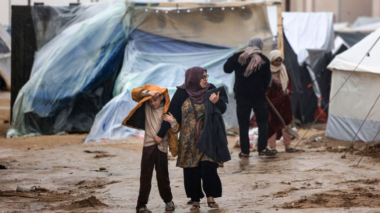 Guerre Israël-Gaza : dans les camps de réfugiés de Rafah, le froid et les inondations font craindre les épidémies