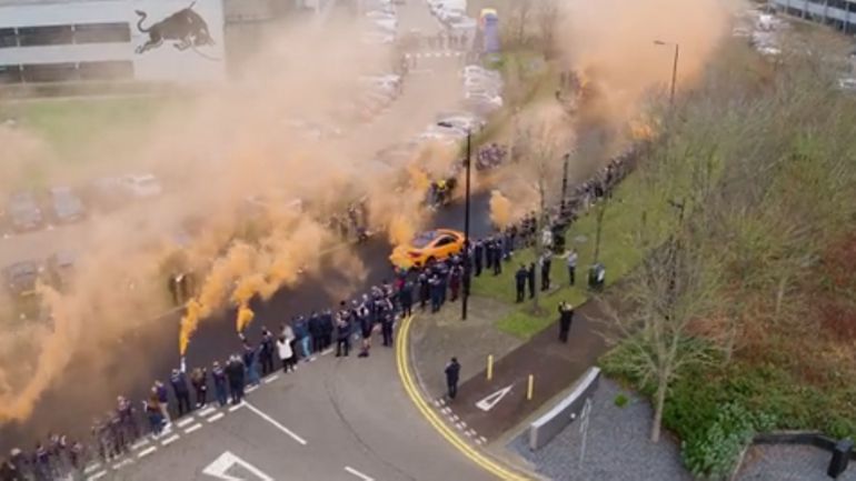 Haie d’honneur, fumigènes, le "roi" Max Verstappen accueilli en héros au siège de l’écurie Red Bull