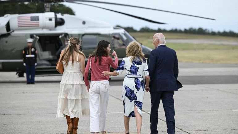 Présidentielle américaine : la famille de Joe Biden l'incite à ne pas renoncer à sa candidature