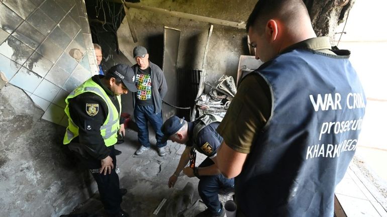 Guerre en Ukraine : dans un immeuble détruit avec les procureurs de Kharkiv, 