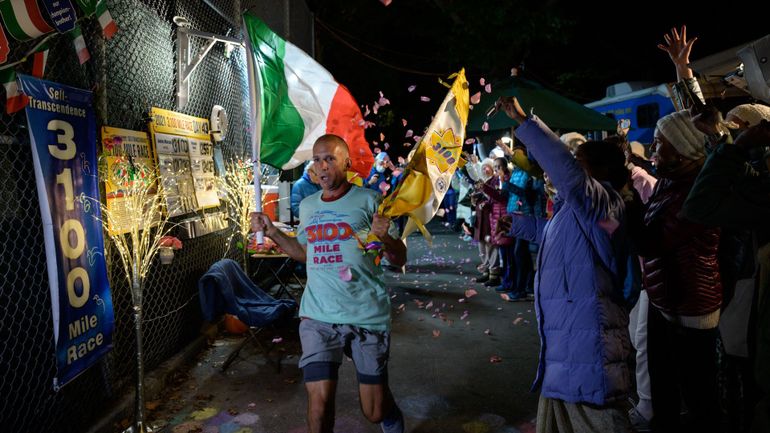 L'exploit fou d'un ultra-marathonien italien : 5000 km parcourus, 42 jours de course...et 5649 tours autour d'un même bloc