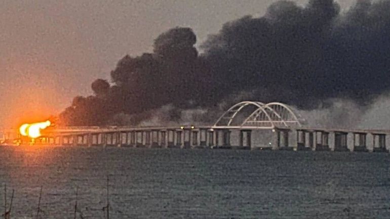 Guerre en Ukraine : Moscou ouvre une enquête sur la destruction partielle du pont de Kertch reliant la Russie et la Crimée