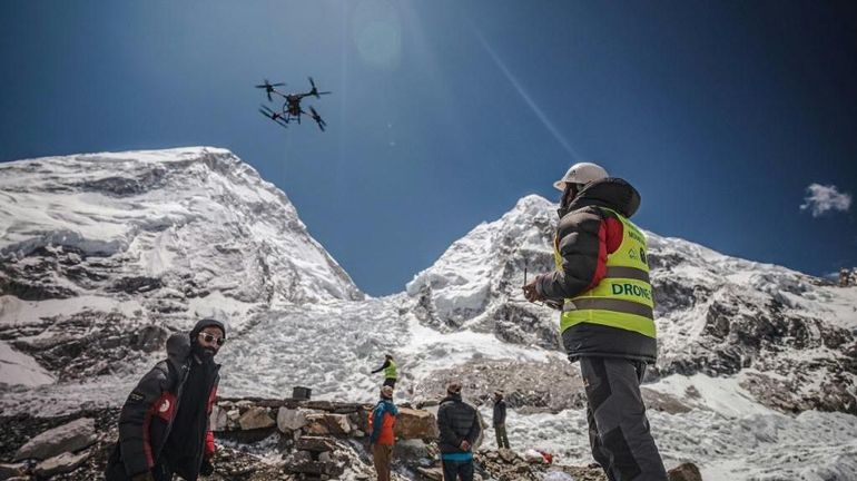 Népal : des drones pourraient-ils aider à nettoyer les déchets de l’Everest ?