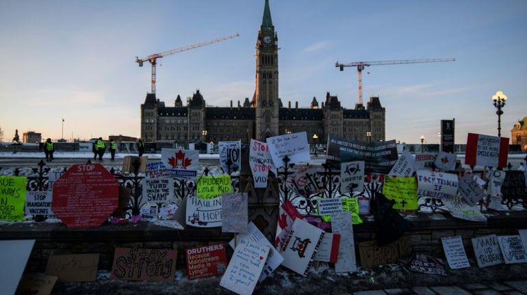 Canada : statu quo dans les rues d'Ottawa malgré l'état d'urgence, les frontières débloquées