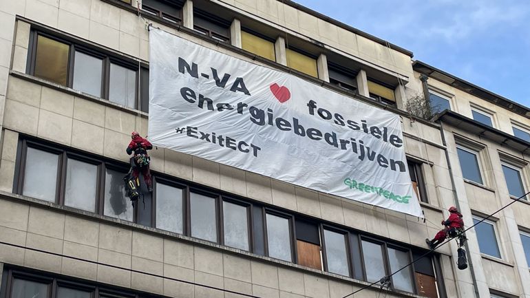Greenpeace déploie une bannière pour dénoncer le blocage de la N-VA pour la sortie du TCE
