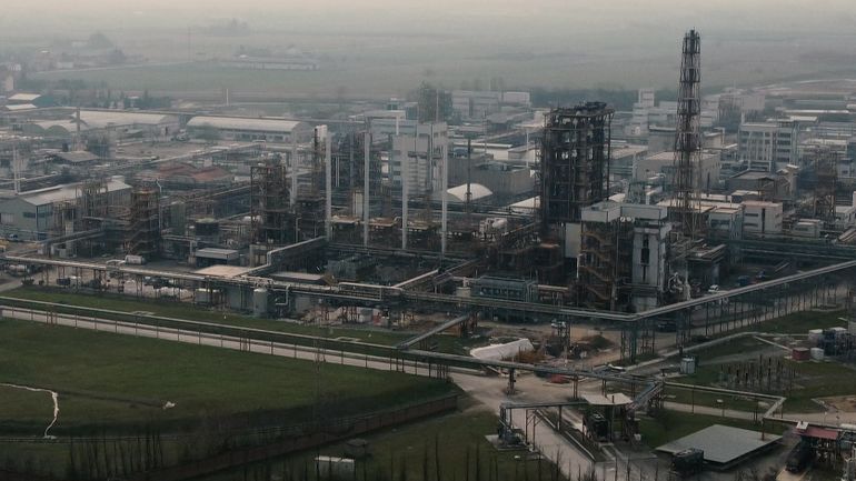 Les voisins d'une usine de Solvay sont 5 fois plus exposés aux PFAS, des scientifiques belges jugent la contamination préoccupante.