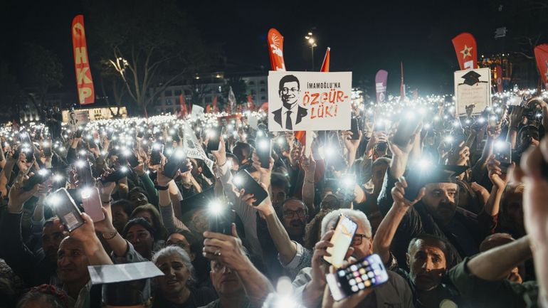 Turquie : après le maire d'Istanbul, cinq autres maires du principal parti d'opposition incarcérés