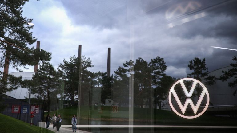 Volkswagen envisage de fermer des usines en Allemagne, une première historique