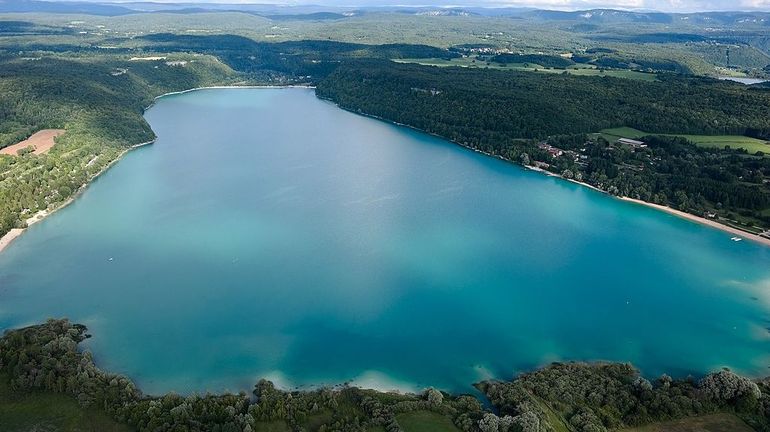 Quatre lycéens meurent prisonniers de leur voiture tombée dans un lac dans le Jura