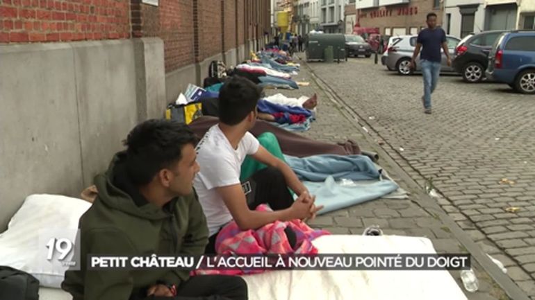 Bruxelles : des dizaines de demandeurs d'asile se retrouvent à la rue, le manque de places d'accueil pointé du doigt