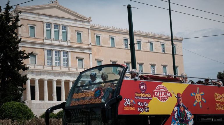 Grèce : un bus touristique percute une voiture et fait 4 morts