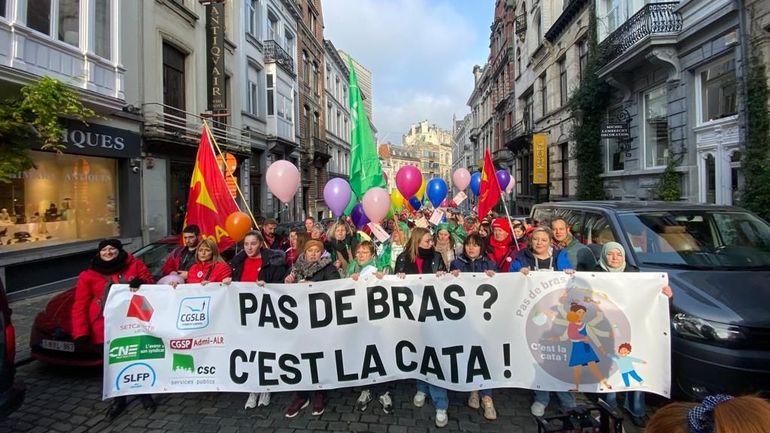 Un millier de puéricultrices ont manifesté dans les rues de Bruxelles pour dénoncer le manque de moyens dans les crèches