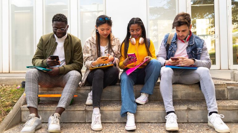 Réseaux sociaux, règles d'utilisation, intelligence artificielle : comment a évolué l'utilisation des écrans chez les jeunes ?