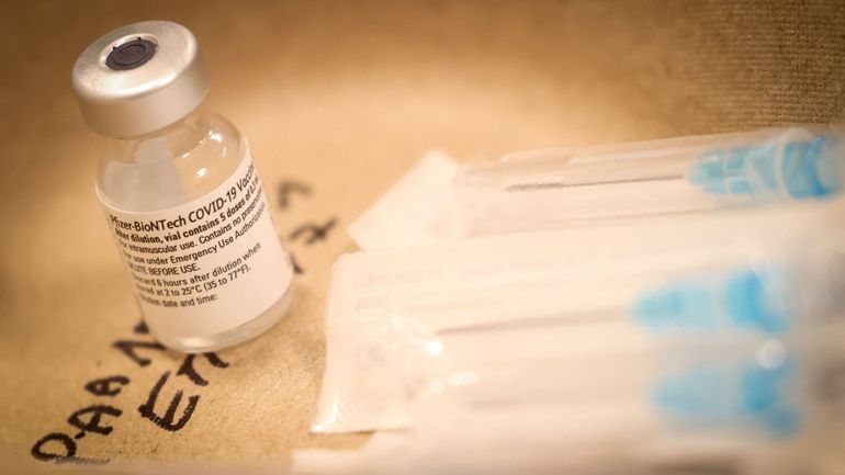 Vers une troisième dose de vaccin ? De plus en plus de pays s'y préparent, quid de la Belgique ?