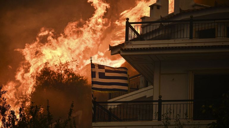 Le cauchemar en Grèce : de multiples incendies embrasent le pays, une enquête ouverte