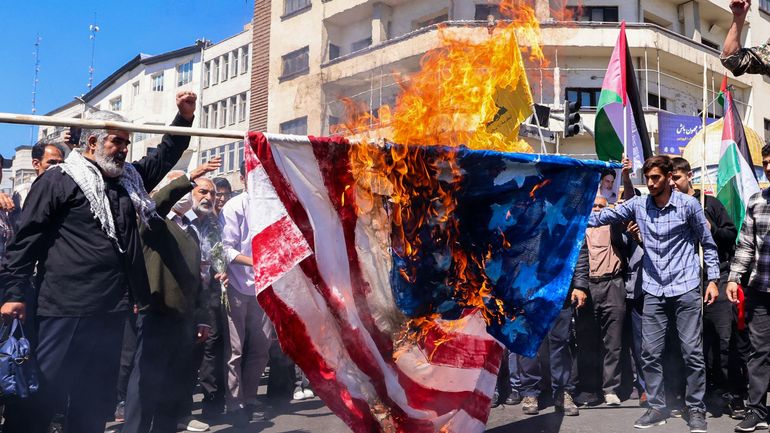 Téhéran : des milliers d'Iraniens conspuent Israël en rendant hommage aux militaires tués à Damas