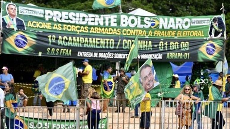 Brésil : Bolsonaro dit au revoir à ses sympathisants, en pleurant : 