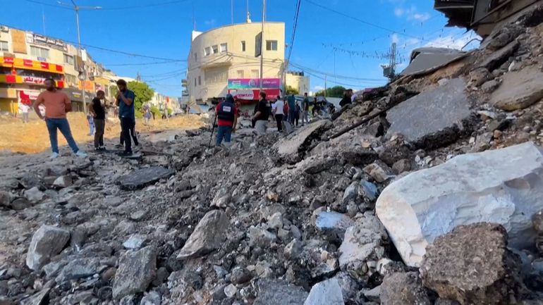 Guerre au Proche-Orient : des bulldozers militaires israéliens détruisent des routes à Jénine, en Cisjordanie